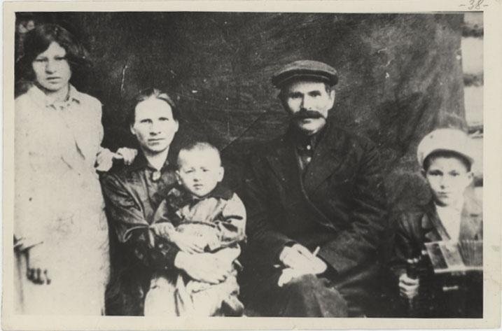 Семья космонавта Павла Ивановича Беляева: отец - Иван Парменович Беляев, мать - Аграфена Михайловна, старшая сестра, Беляев Павел Иванович в детстве