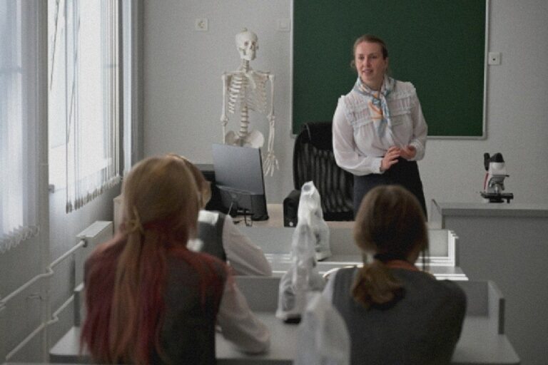    Иллюстрация к материалу: Учителям предложили ввести 13-ю зарплату и доплаты за экзамены