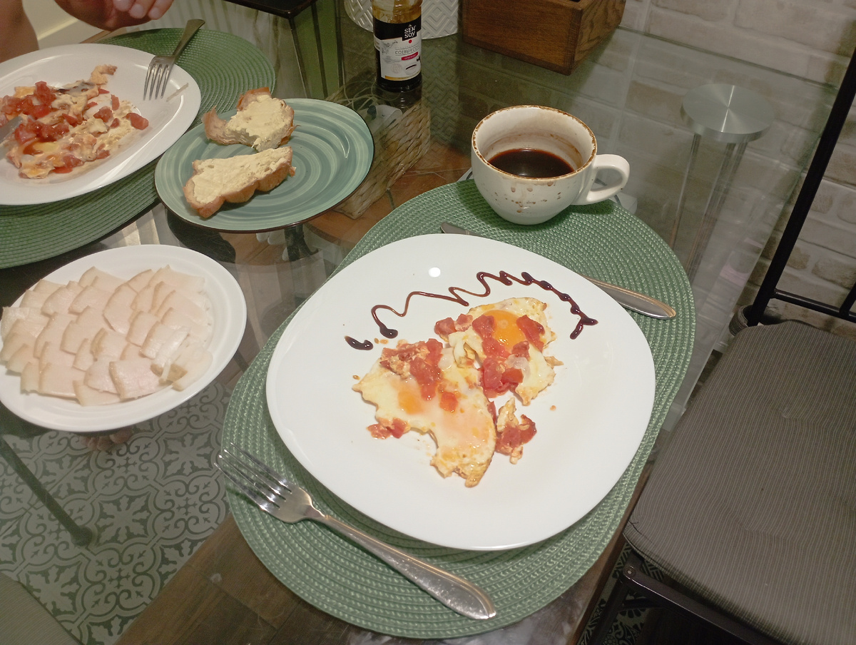 Ем сало и теряю вес. Понятно, что пока уходит вода. Я стала легче ещё на 1 кг