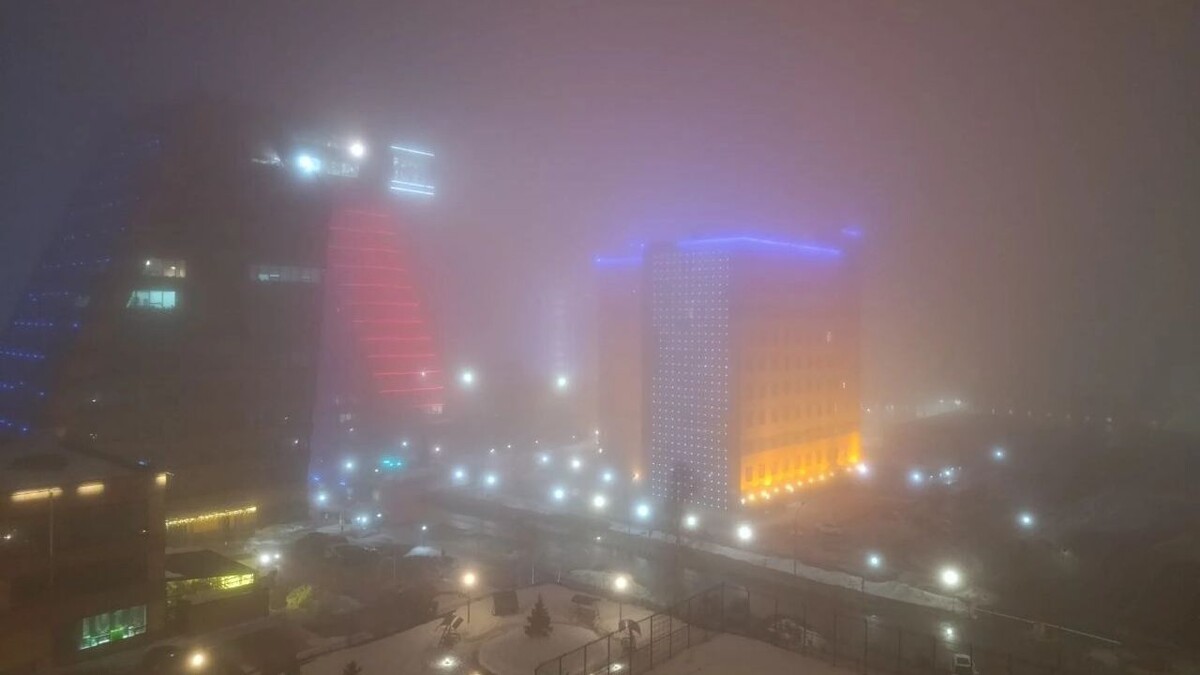    Городская подсветка в сочетании с туманом дает красивую картину   соцсети