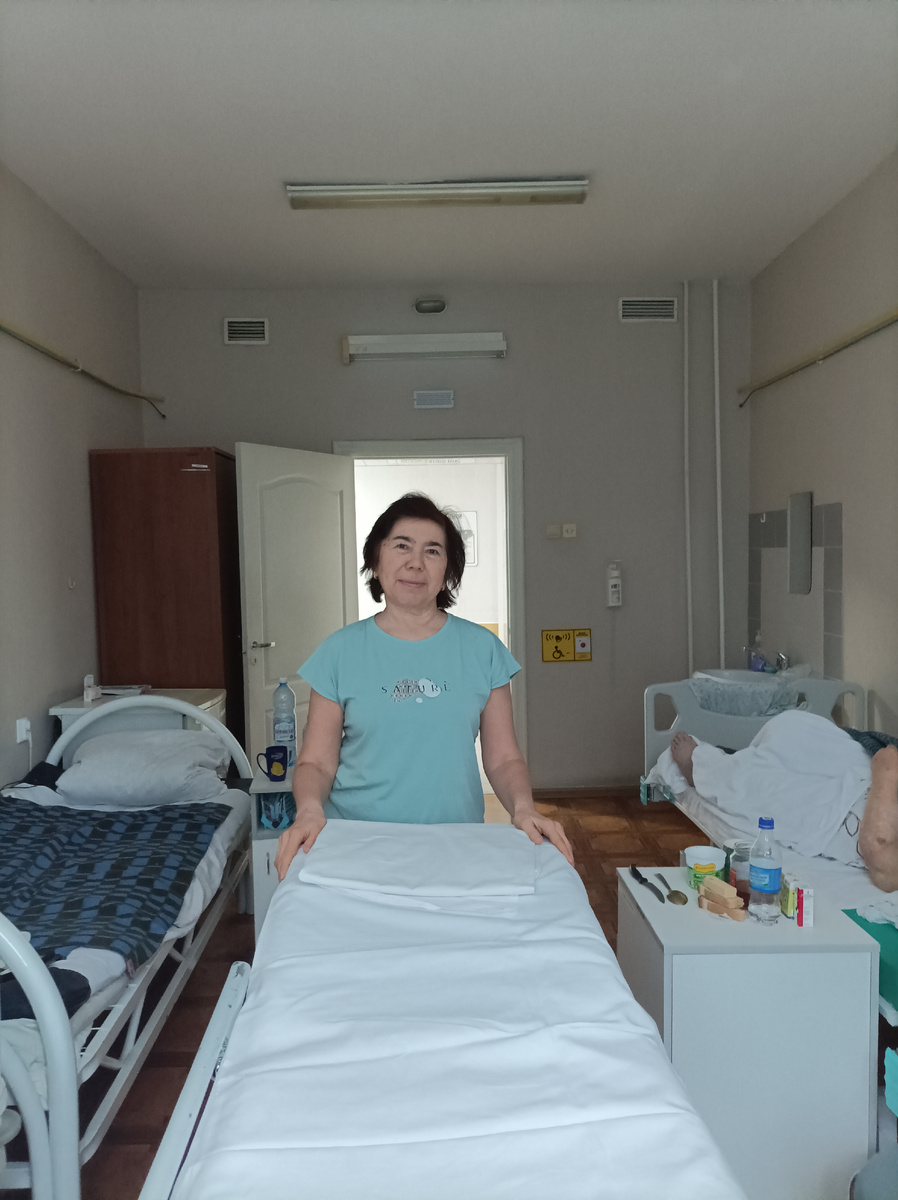 я уже после операции, привезли каталку для моей соседки справа