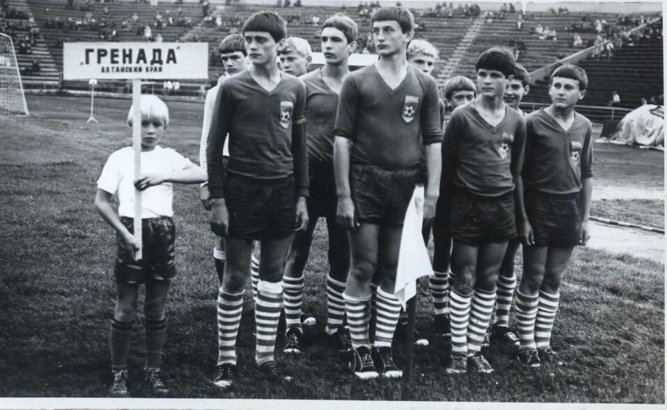    1977 год. На открытии турнира «Кожаный мяч» в Барнауле. Фото из архивов Валерия Лямкина и Бориса Романюка