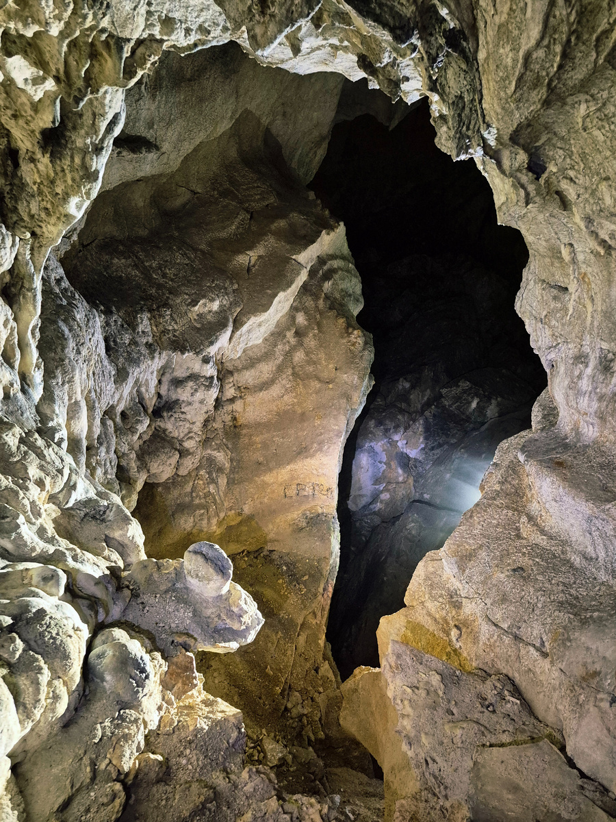 Без хорошего фонарика не стоит спускаться под землю! Даже в Николаевской есть укромные уголки кромешной темноты и абсолютной тишины. 