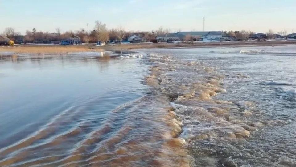 В Брединском округе вода перелилась через трассу, ведущую в поселок