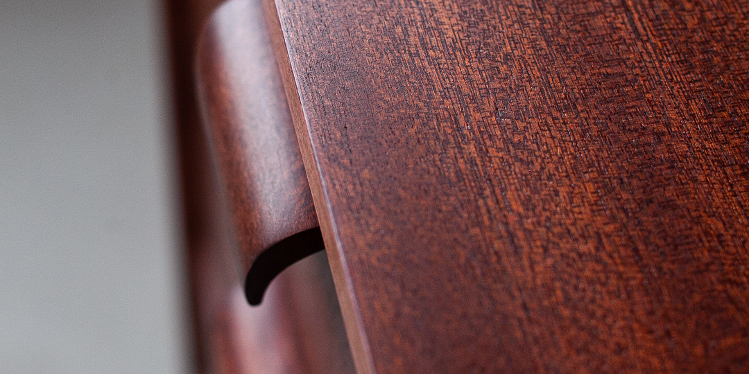 Сервант из красного дерева снова в моде!