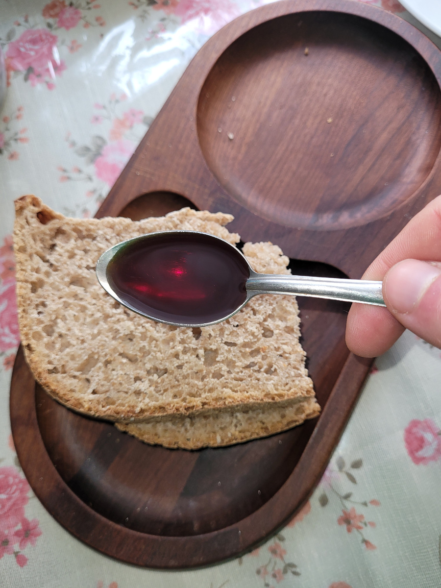 Один из моих частых утренних перекусов перед завтраком: кусочек хлеба на завкаске с отрубями и чайная ложка тыквенного масла