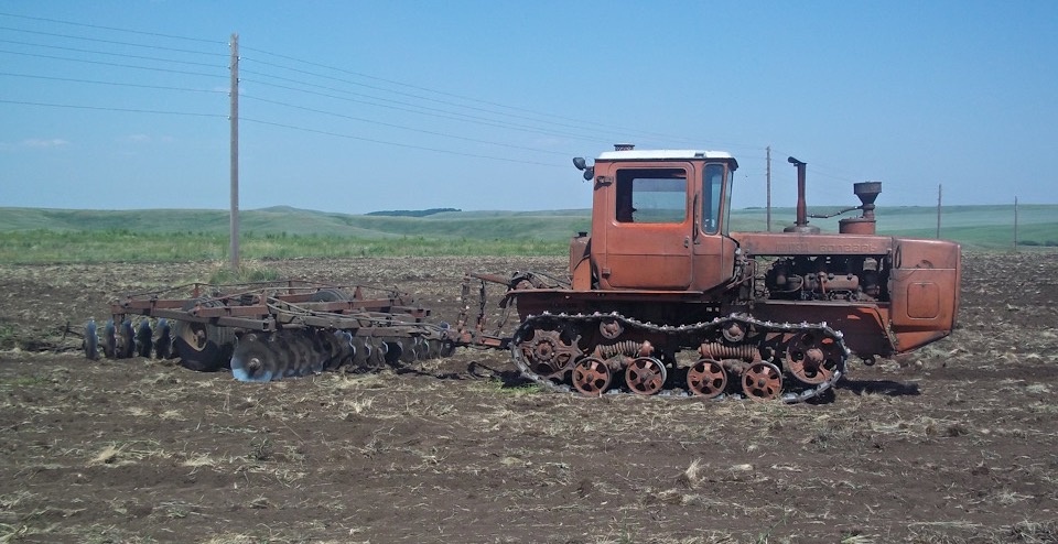 Мощный советский гусеничный трактор ДТ-175 «Волгарь», который мог работать в любых условиях