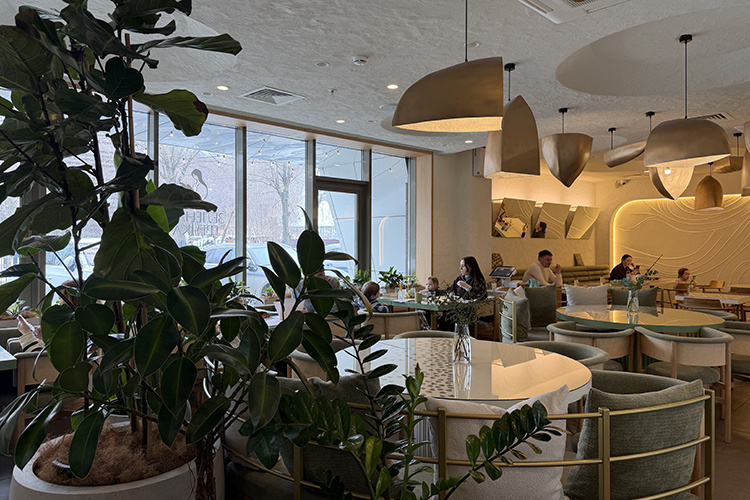    Вход в заведение — через комплекс, поэтому приходить специально, без абонемента, пока решаются немногие — хотя вход свободный и большая, удобная и бесплатная парковка есть