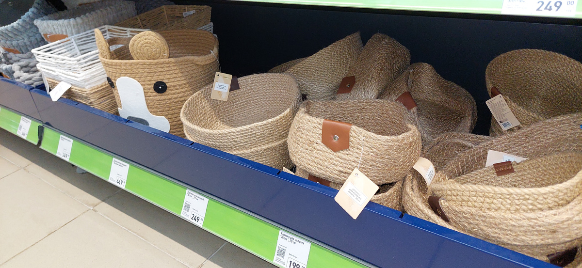 Большой ассортимент плетёных ёмкостей. 