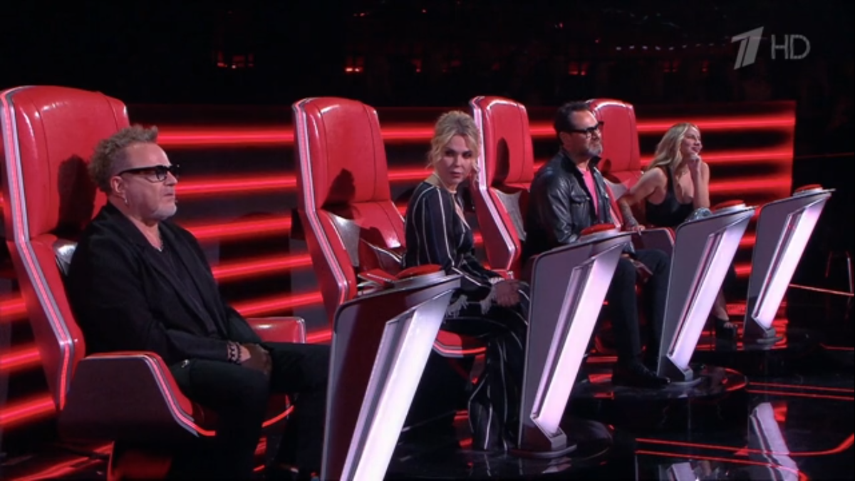Кадр из выпуска шоу "Голос" от 27.03.2026. Первый канал. Такое ощущение, что Пелагея искренне удивлена тому, что джентельмены-наставники похвалили подопечных Анны Асти, которые действительно умеют петь... А должны были бы обругать?