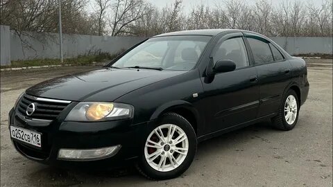 

Nissan Almera Classic
Достоинства
Беспроблемный двигатель. ­
Комфортная и крепкая подвеска.
Простота в обслуживании и ремонте.
Металл неплохо сопротивляется ­коррозии
Недостатки
Много «бюджетных» черт: жесткий пластик салона, нескладываемая спинка сзади, задние тормоза – барабанные.
Минимальный выбор комбинаций мотор-трансмиссия.
Эргономика заточена на людей ростом ниже 180 см.
Моторы
Ниссановский атмосферник 1.6 (QG16DE, 107 л.с.) – прекрасный двигатель без особых конструктивных изысков. Гидрокомпенсаторов нет, поэтому клапаны периодически требуют регулировки. Цепь ГРМ держится 150–200 тысяч км, хотя иногда растягивалась и к сотне тысяч. Плавающие обороты вызваны, скорее всего, загрязнением дросселя, топливного фильтра или клапана EGR. Крошки разрушенного нейтрализатора могут попасть в цилиндры. Мал ресурс ремня и ролика генератора, зато выносливые насосы. Возможны течи патрубка радиатора.
Страшных болезней у мотора не выявлено, 250 тысяч км ходит с гарантией. АИ‑92 допустим
Коробки передач
Редкий случай, когда автомат долговечнее механики. Механической пятиступке 4M40 вменяют в вину отсутствие синхронизатора задней передачи и недостаточный ресурс подшипников. Тот, что на первичном валу, может загудеть на сотне тысяч км, хотя, как известно, ресурс коробки и сцепления сильно зависит от манер водителя. Плюс: коробка простая и легко чинится.
Четырехступенчатый автомат Jatco RE4F03A служит автопрому с конца 1980‑х и к началу двухтысячных после многих модернизаций достиг совершенства. Основные проблемы связаны с естественным износом соленоидов – продукты износа постепенно забивают масляные каналы. Потому нужно чаще менять масло: предписанный интервал в 60 тысяч лучше сократить вдвое. Первые рывки могут проявиться при 150 тысячах, но вообще ресурс агрегата уходит за 250 тысяч. Недостаток – расход топлива в городе на версиях с автоматом достигает 12–14 л на сотню.


