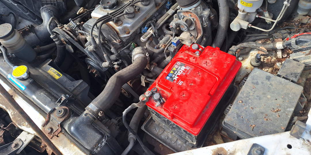 Свинец против Лития: Почему ваш новый автомобиль упрямо таскает «чемодан» из прошлого века?