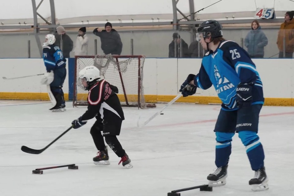    Тренировка для детей. Скриншот видео ХК "Динамо-Алтай"