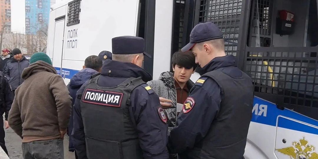 Свердловские полицейские в ходе рейда в Екатеринбурге выявили 85 нелегальных мигрантов