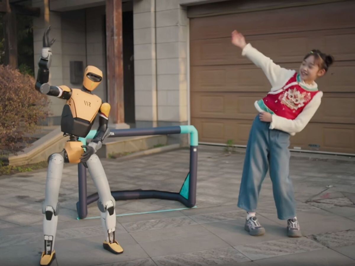    Китайский робот Titan 01 может точно копировать движения человека