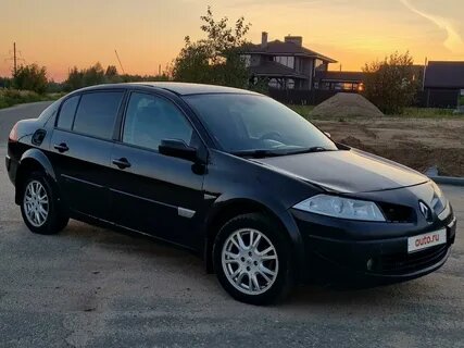 Вполне приличная, конкурентоспособная машина за эти деньги. Не самый компактный, но крепко сбитый с малобюджетным уровнем обслуживания и ремонта автомобиль. С учетом нюансов рынка подержанных авто стоит отнести к его особенностям различные варианты комплектации по двум позициям: двигателю и трансмиссии. В Megane ставят 5 типов двигателей, из них два работают на дизельном топливе и три – на бензине. Транспортных средств с дизельным мотором на рынке немного. Широко распространены бензиновые R4M и K4J, которые при бережном отношении могут пробежать 300-400 тысяч километров. Типичным недостатком является протекание масла на газораспределительный механизм, что влечет за собой его незапланированную замену. Какая бы комплектация перед вами ни была, Megane стоит приобрести.
Достоинства:

комфортный салон с отличной шумоизоляцией;

экономичный мотор;

руль с точной информативностью;

просторное багажное отделение;

уютные кресла для пассажиров;

хорошая плавность хода;

надежная тормозная система;

бортовой компьютер с широким функционалом.
Недостатки

зимой салон долго прогревается;

трудно найти знающих автомастеров;

высокая стоимость замены запчастей.
