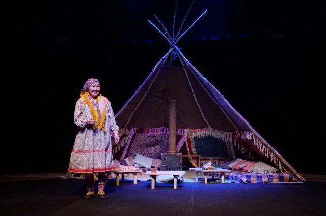    Татьяна Огнёва рассказывает национальные сказки в чуме. Фото: Театр обско-угорских народов - Солнце