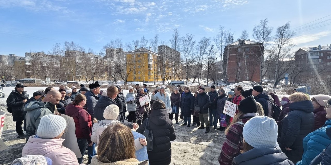 Новосибирцы вышли на пикет против вырубки деревьев под застройку
