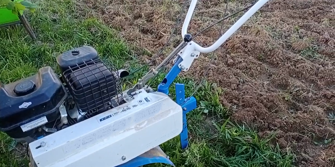 Вспашка участка земли мотоблоком