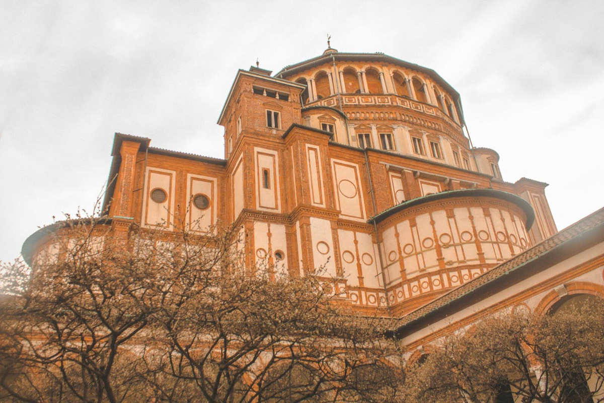 Та самая церковь, внутри которой находится шедевр Леонардо да Винчи. Фото: Diane Picchiottino / Unsplash