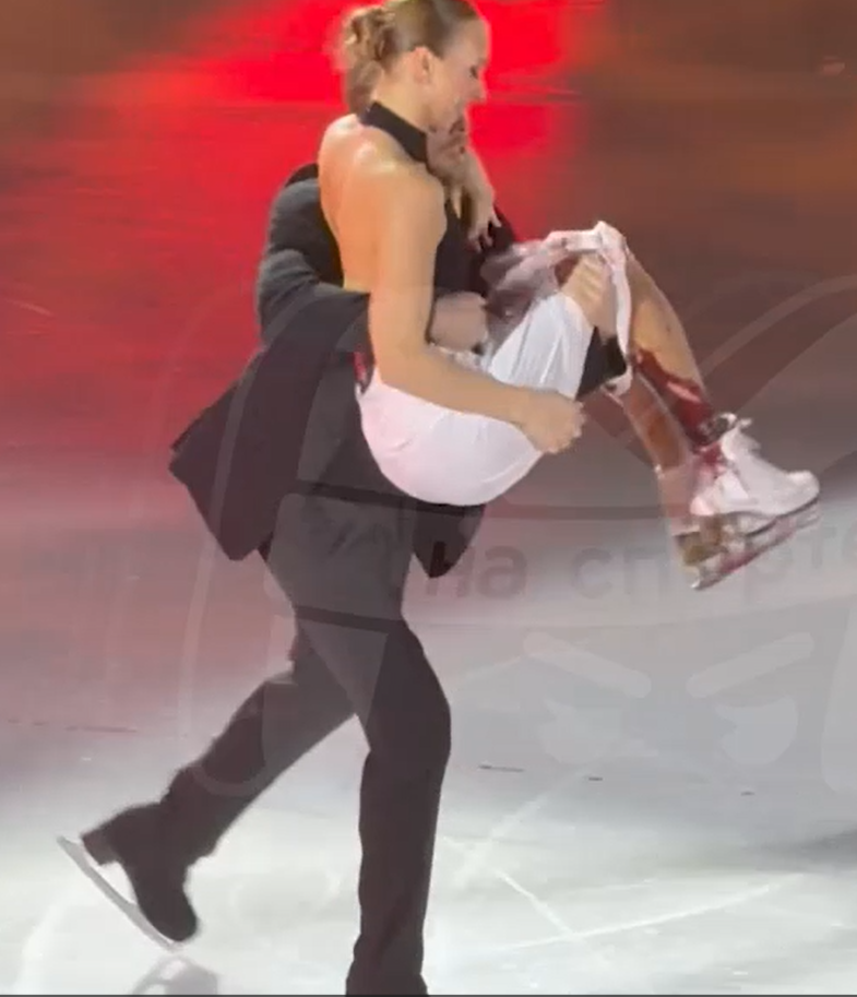    "Никита Кацалапов уносит Викторию на руках. ФОТО: соцсети"