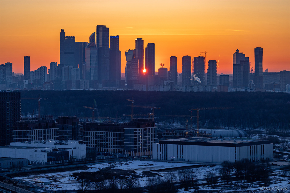 Сити и рассвет. Внизу район Терехово.