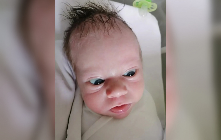 Оставленной в роддоме девочке нашли семью после публикации в «Блокнот Волжский»