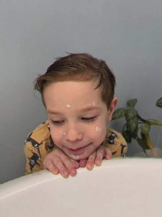    Иллюстрация к материалу: Ида Галич: сын заболел ветрянкой, семья соблюдает режим изоляции