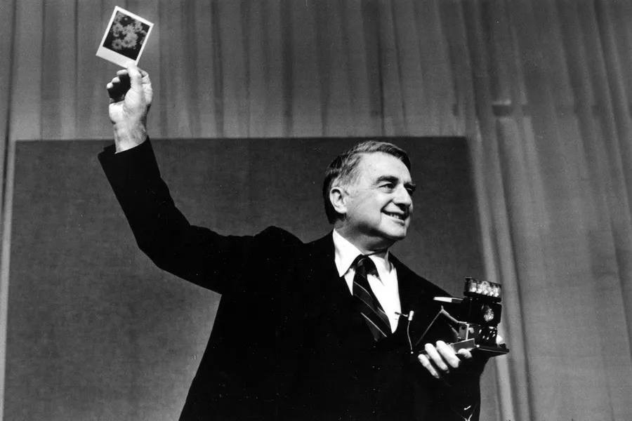 Эдвин Герберт Лэнд (Edwin Herbert Land) — американский учёный и изобретатель, основатель корпорации Polaroid