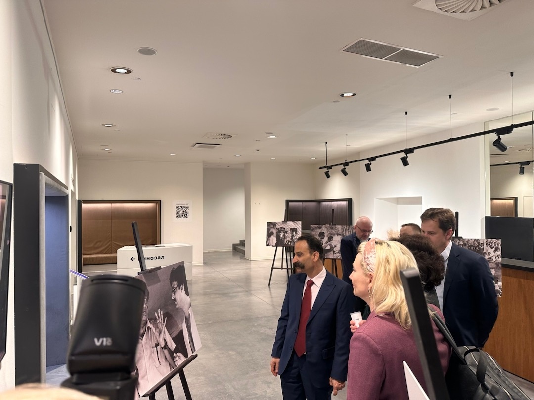    Перед показом Генеральный консул Индии в Екатеринбурге Дебабрата Чаттопадхьяй провел для гостей фестиваля экскурсию по фотовыставке Немаи Гоша. Фото: Мария Базунова, «Областная газета»