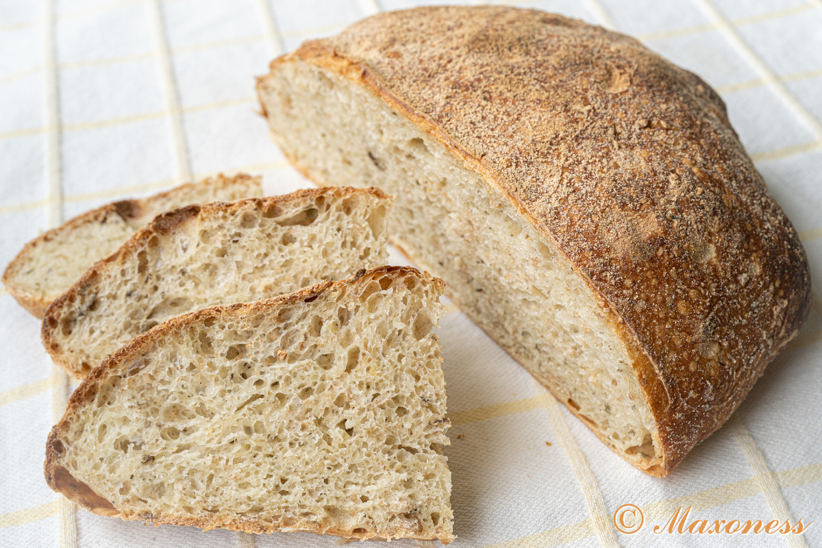 Пшеничный деревенский хлеб на закваске с мелиссой, лаймом и имбирём