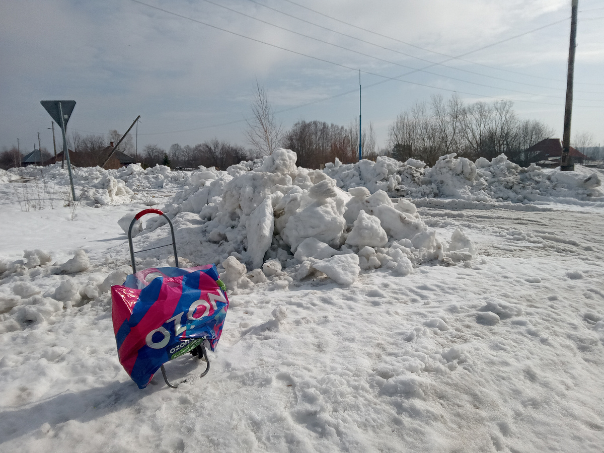 В переулочке "поскреб" немного бульдозер и моя тележка с покупками