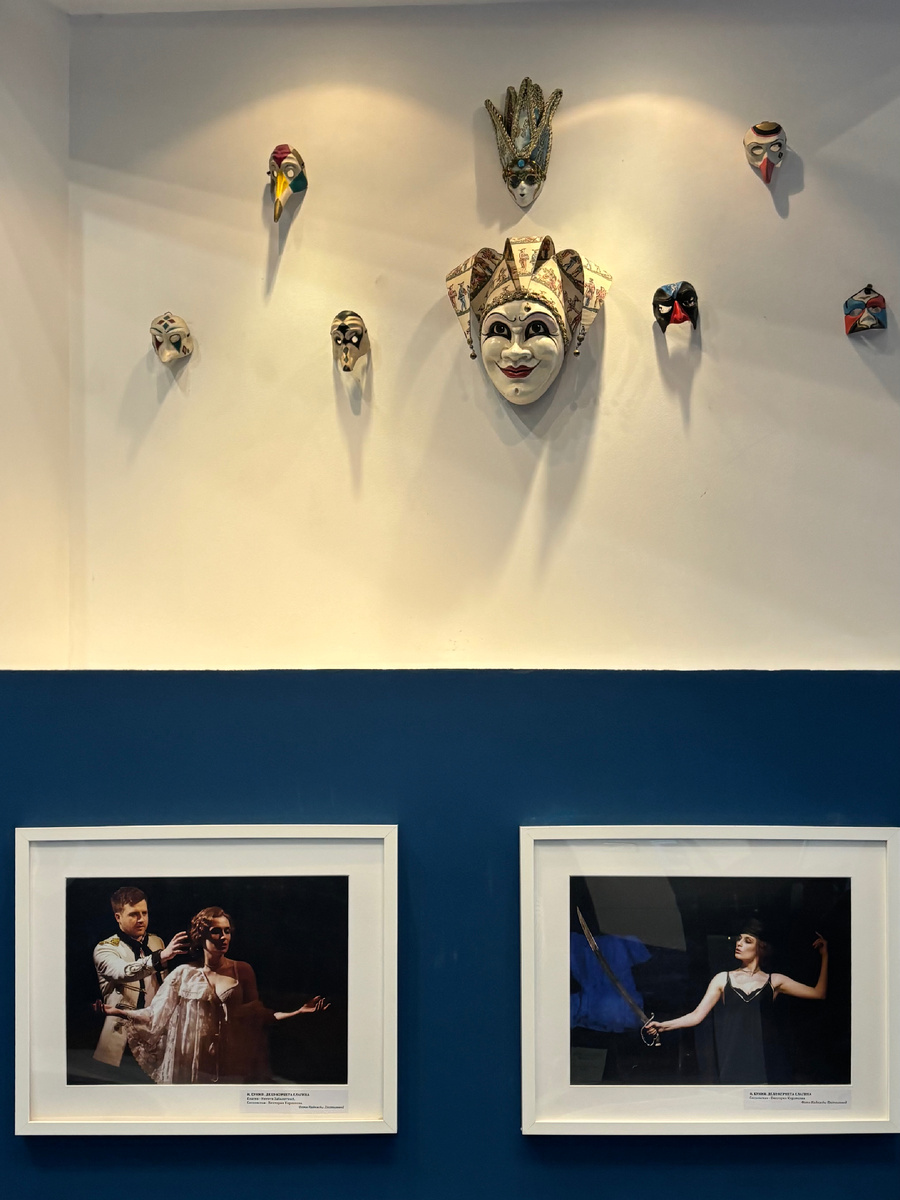 В фойе малого зала 