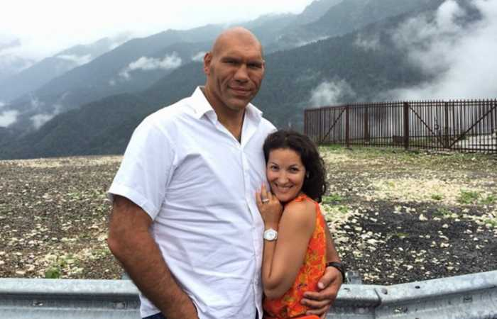 Гигант и Дюймовочка: как 213-сантиметровый Николай Валуев нашел свою жену ростом 163 см и живет с ней уже 26 лет