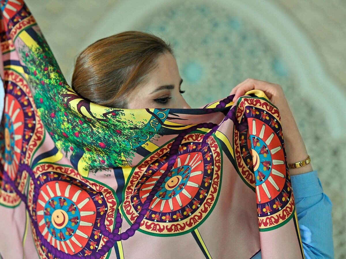    Девушка демонстрирует платок премиального бренда платков Амат, Грозный, Чеченская Республика | © РИА Новости / Екатерина Чеснокова