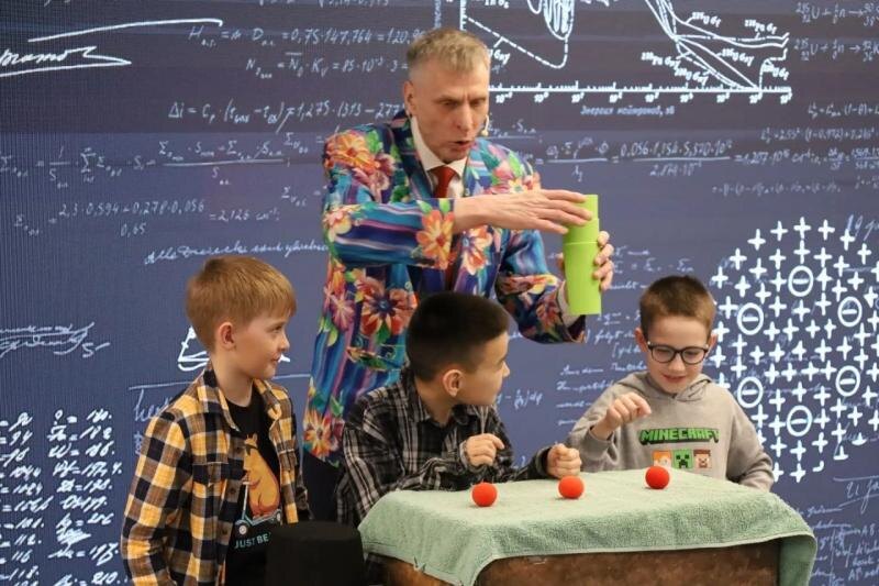 Математические исследования в стендапе представили школьники Челябинска