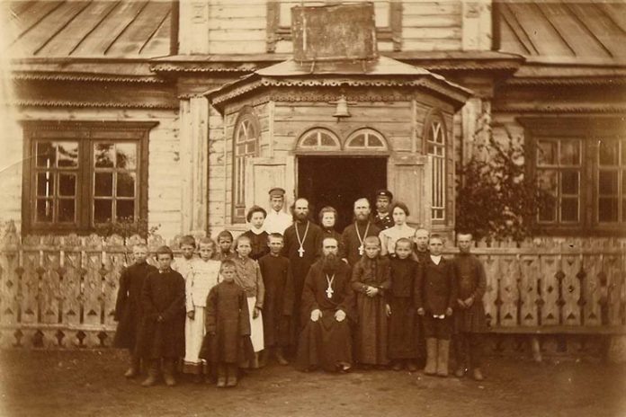 
Церковно-приходская школа. https://semyaivera.ru/2020/06/26/26-iyunya-v-istorii-tserkovno-prihodskaya-shkola/