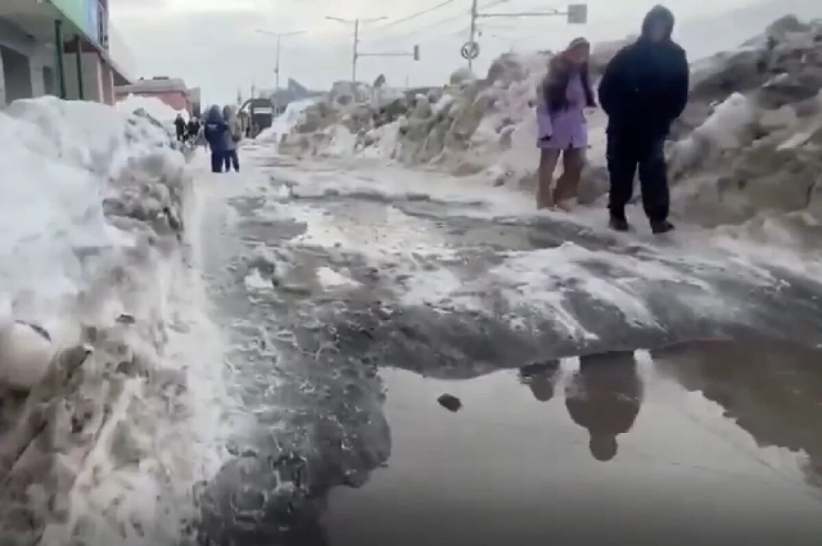    Жители аварийного дома в Петропавловске за свой счет почистили проезд