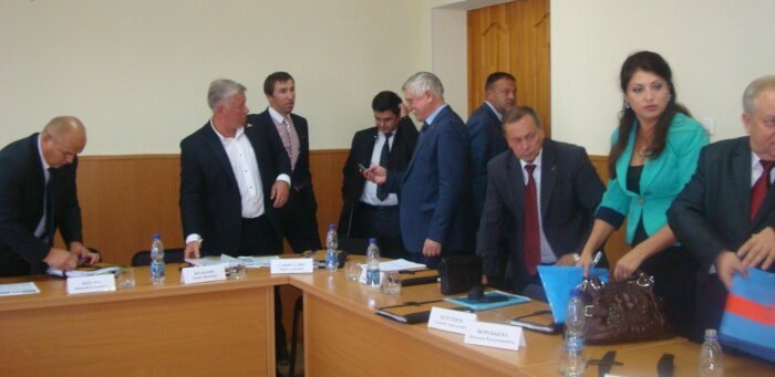 Депутаты Городской Думы собираются с вещами на выход / фото: Vostok.Today