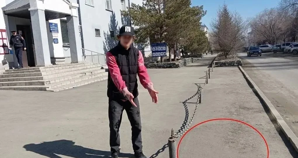 Жуть: Лежал у дороги — младенца в автолюльке нашли у здания УВД в Орске