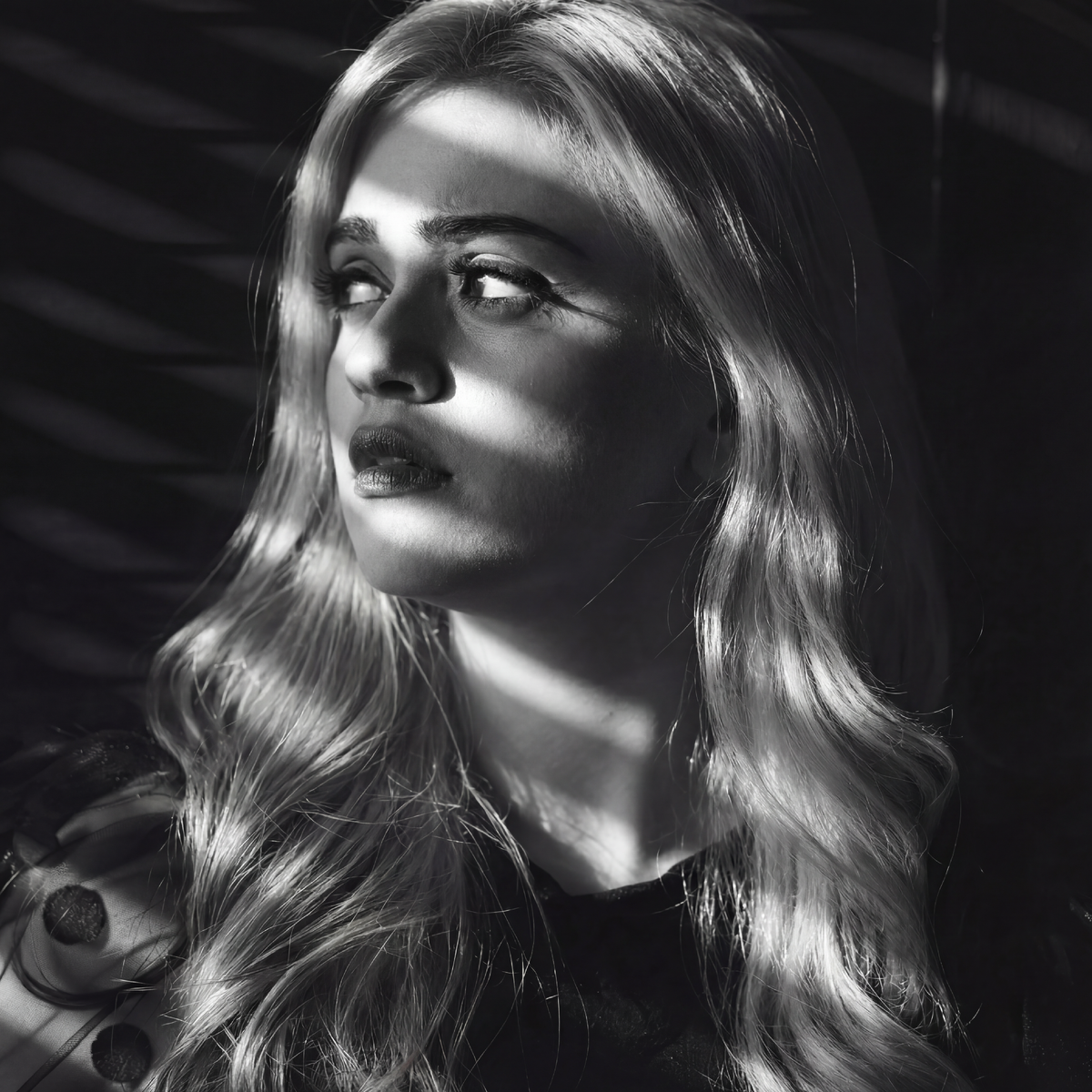 Она учительница. Мать троих детей. И она живёт двойной жизнью.