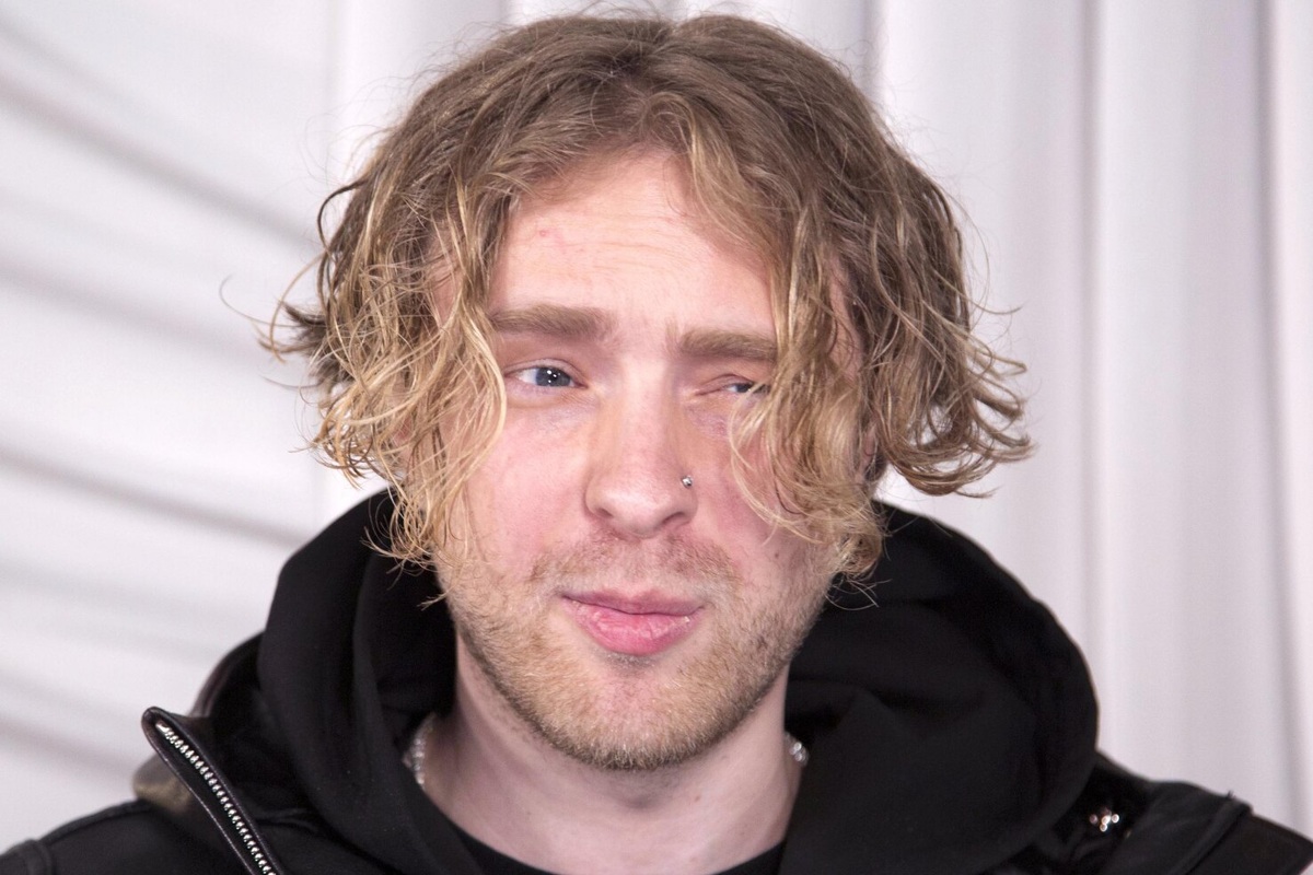     «Пьяные свиньи весь полет хамили!»: Егор Крид снял на видео мужчин, пристававших в самолете к его менеджеру Марии