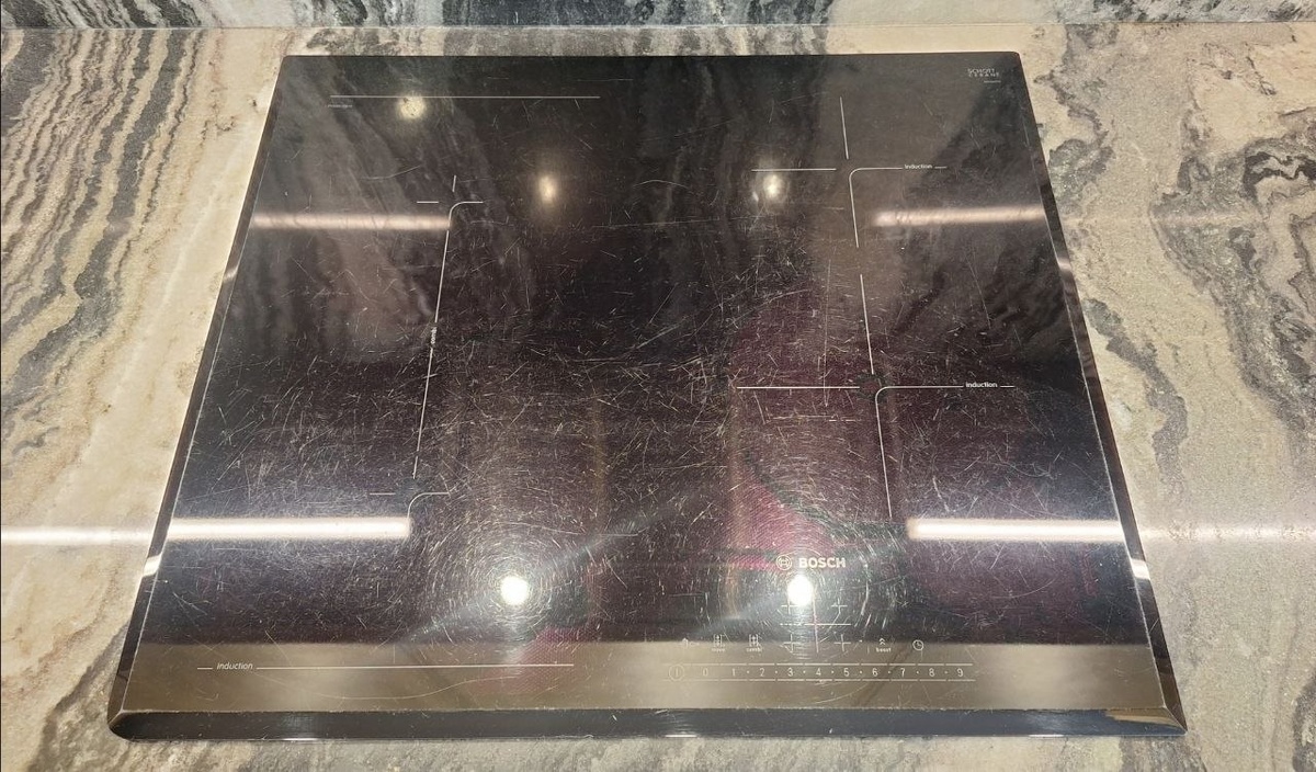 Индукционная плита исцарапана чугунной сковородой