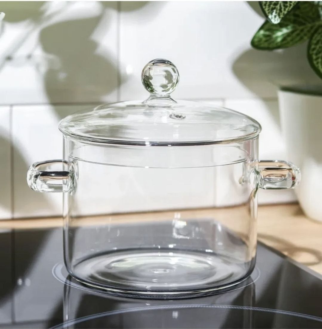 Стеклянная посуда может нагреваться на стеклокерамике, но для самой поверхности это не самый безопасный вариант.