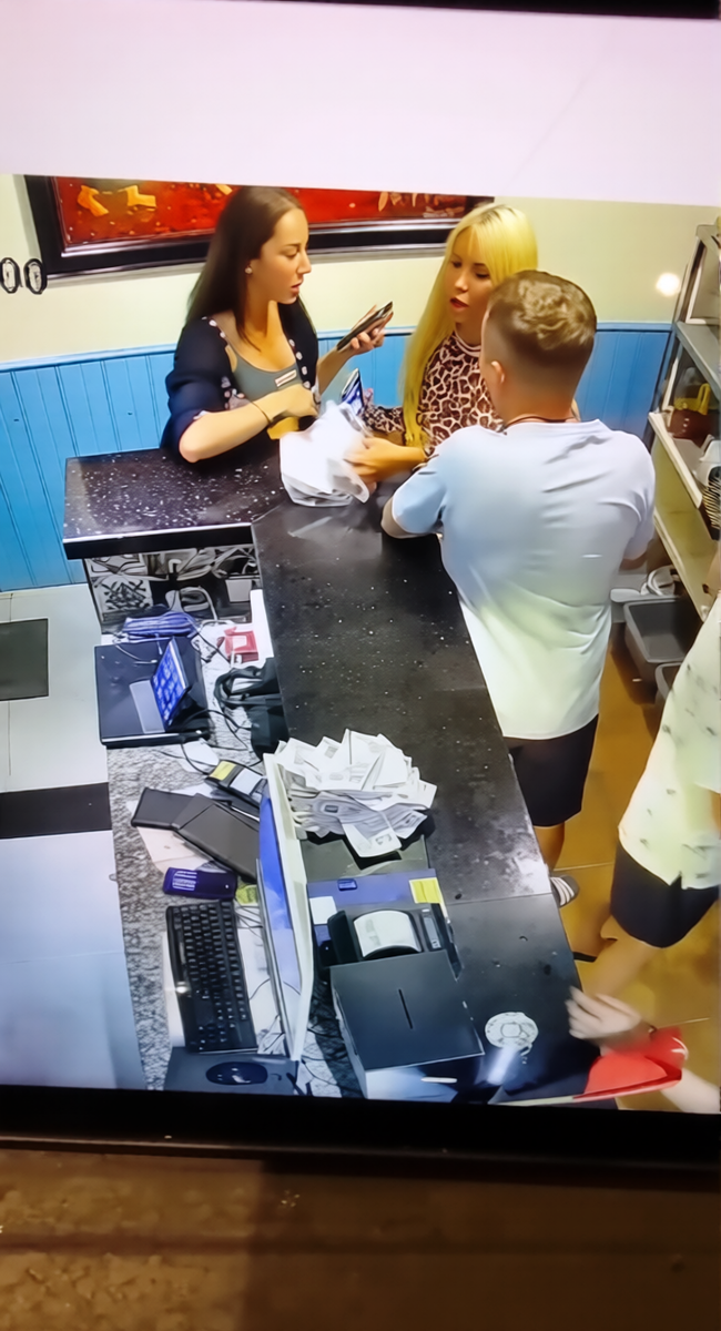 Нячанг. Девушки в ресторане «Москва»