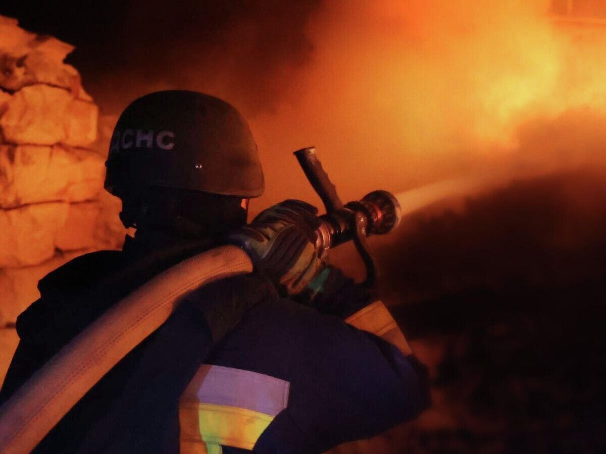    Украинский пожарный во время тушения пожара в Днепропетровске | © Фото : ГСЧС Украины