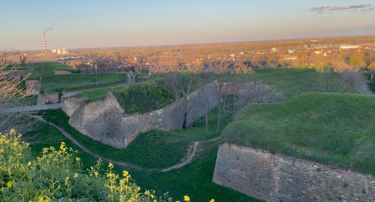 Петроварадинская крепость (Петроварадинска тврђава, Petrovaradinska tvrđava) на правом берегу реки Дунай (Дунав, Dunav)
