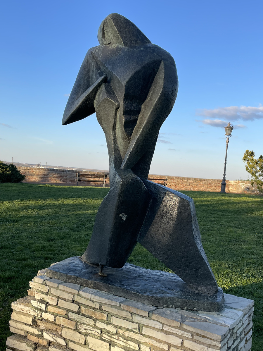 🗿 Скульптура на территории Петроварадинской крепости