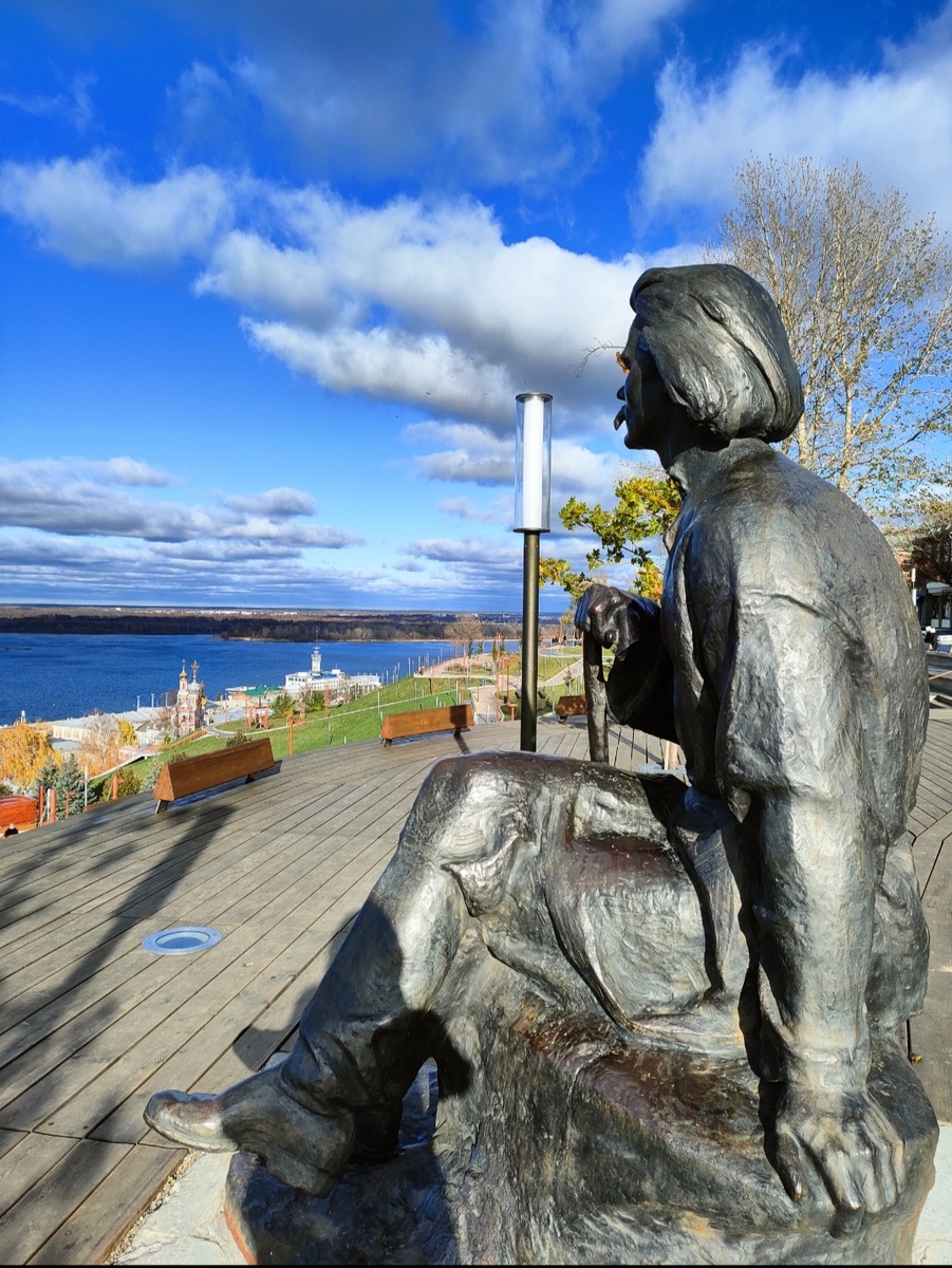 Памятник Горькому на наб. Федоровского. Фото автора 