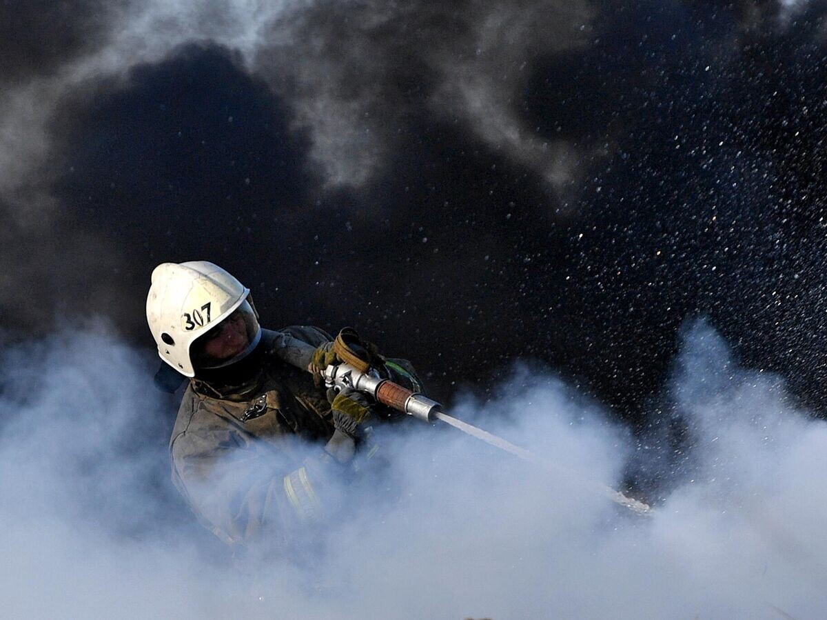    Сотрудник пожарной охраны МЧС РФ | © РИА Новости / Павел Лисицын